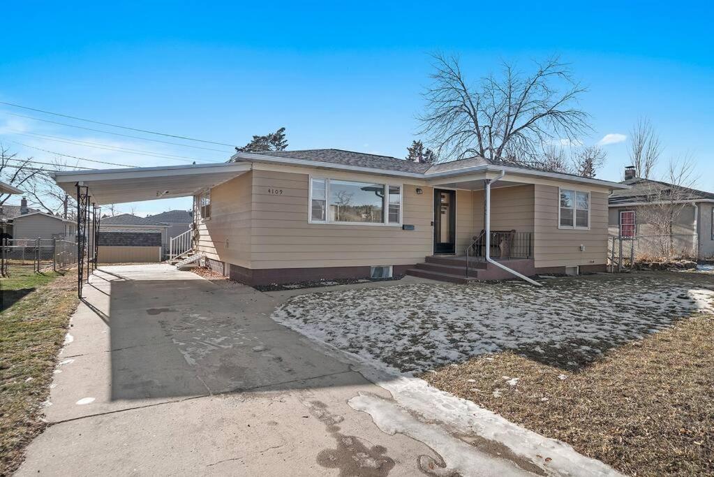 Unique 4 Season Porch 6 Queen Beds Huge Space Rapid City Exterior photo